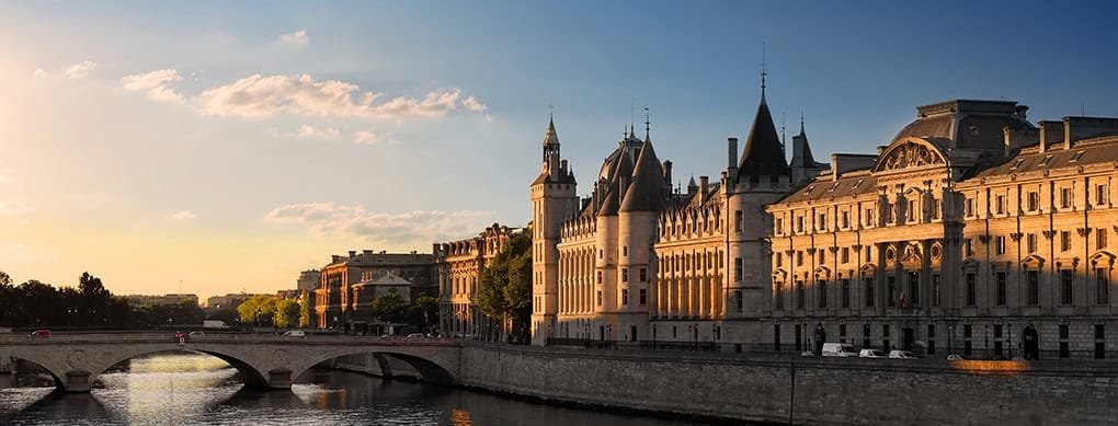 Palais de justice au bord de la Seine